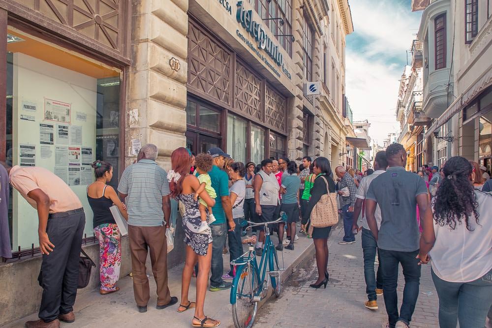 This is the queue outside the phone card shop in Havana, since we failed to take one in Viñales.
